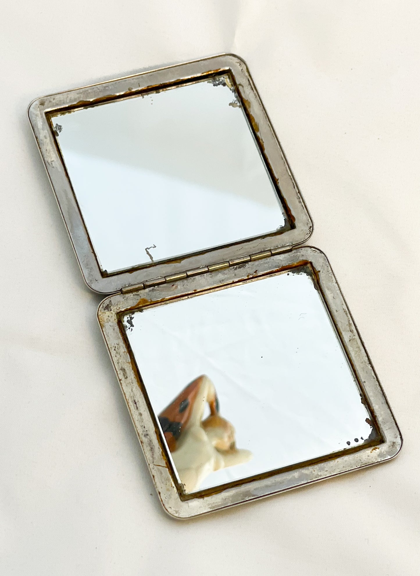 Espejo de bolso compacto de mediados de siglo